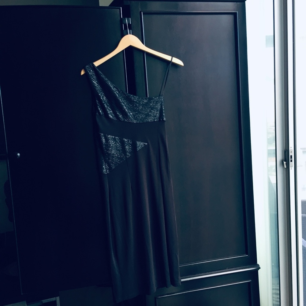 💃🏼 Metallic Inset One-Shoulder Dress. Size 8 - Picture 8 of 9
